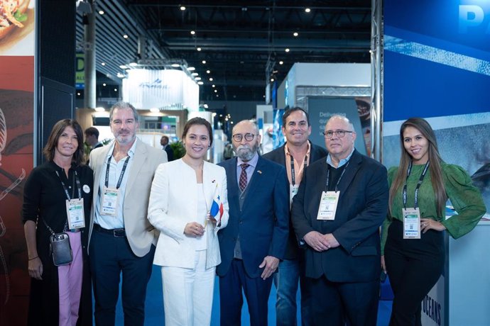 Monica Kaphammel y Jorge Azar (Gava Foods), Yélsica H. Caballero (Propanama); Eric Jaramillo (cónsul general de Panamá); Miguel Molina y Belkis Rodríguez (Independent Seafoods Panama) y Roberto Chamorro (Aspac)