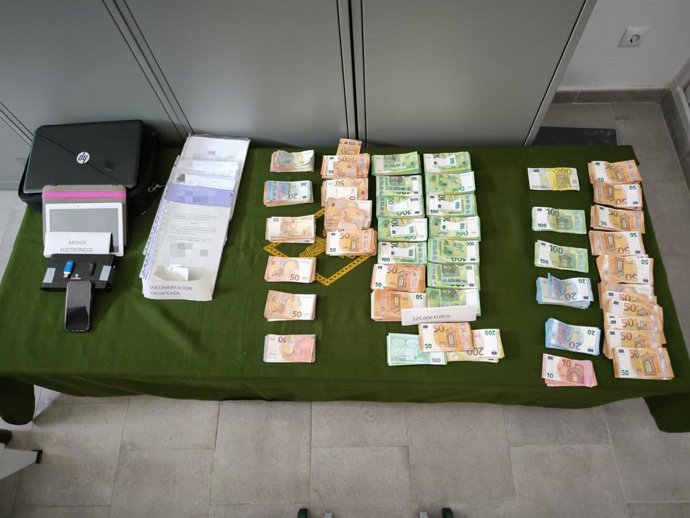 Dinero intervenido en una operación en la que han sido detenidas cuatro personas por una estafa tras la venta de una parcela en Marbella