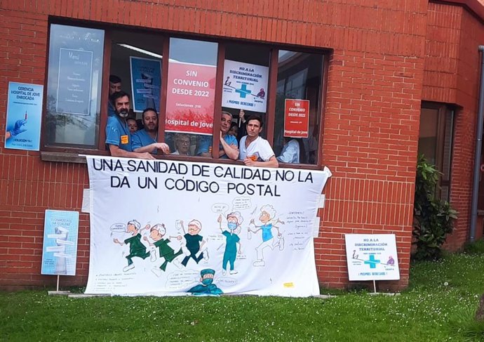 Encierro de los trabajadores del Hospital de Jove en la gerencia del centro.