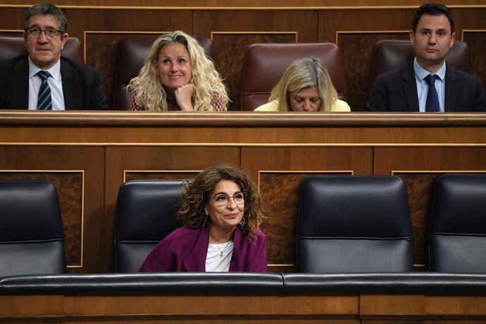 La vicepresidenta primera y ministra de Hacienda, María Jesús  Montero, y el portavoz del PSOE en el Congreso, Patxi López, durante una sesión plenaria en el Congreso de los Diputados, a 23 de abril de 2024, en Madrid (España). El Congreso de los Diputa