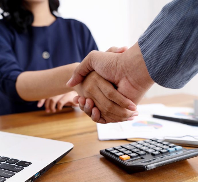 Archivo - Una persona acuerda su hipoteca con una entidad