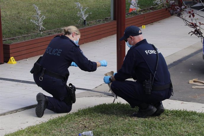 Agentes de la Policía de Australia en el lugar del ataque con arma blanca contra participantes en una misa en una iglesia en Sídney (archivo)