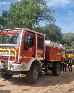 Archivo - Un vehículo y efectivos de los Bomberos de Andújar en el parque natural.