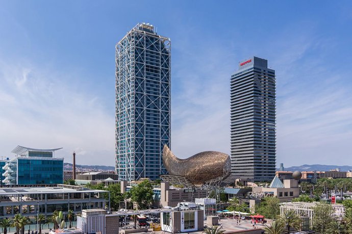 Archivo - El Hotel Arts y la Torre Mapfre en el Port Olímpic de Barcelona