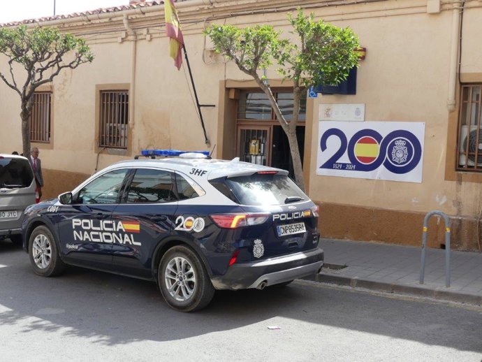 Un vehículo de la Policía Nacional estacionado frente a la comisaría de Yecla (Murcia)