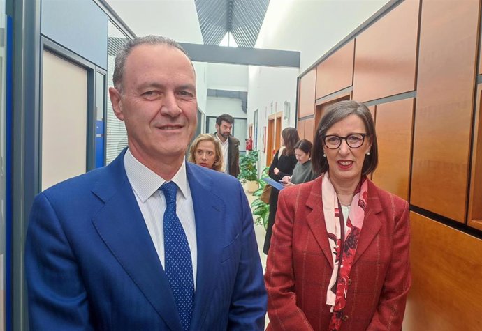 La consejera de Transición Ecológica, Industria y Desarrollo Económico del gobierno asturiano, Nieves Roqueñí, junto al director general de FADE, Alberto González, antes de participar en una jornada sobre Fondos de Transición Justa.