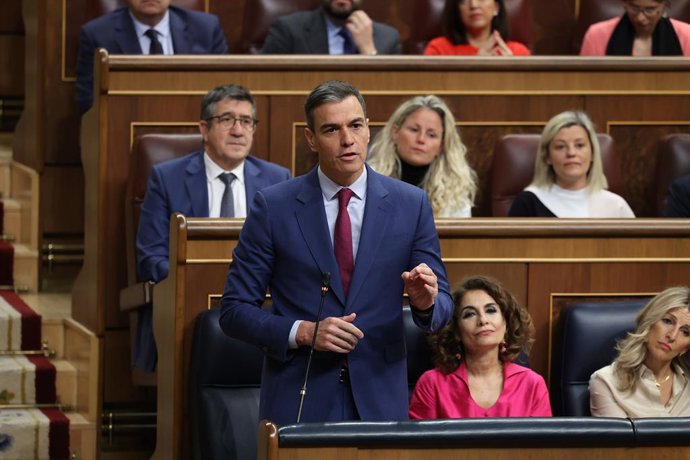 El presidente del Gobierno, Pedro Sánchez, interviene durante una sesión de control al Gobierno, en el Congreso de los Diputados, a 24 de abril de 2024, en Madrid (España). Durante la sesión de control, se han abordado cuestiones relacionadas con la ate