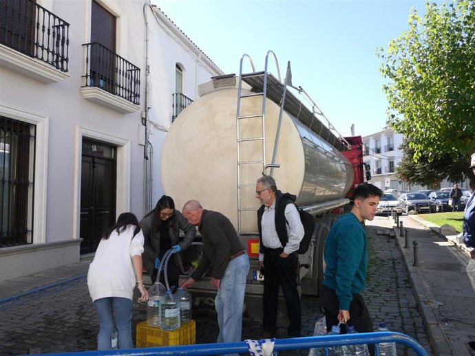 Archivo - La plataforma cree que la retirada del suministro de agua potable mediante camiones cisterna en el Norte de Córdoba debió hacerse de forma progresiva.