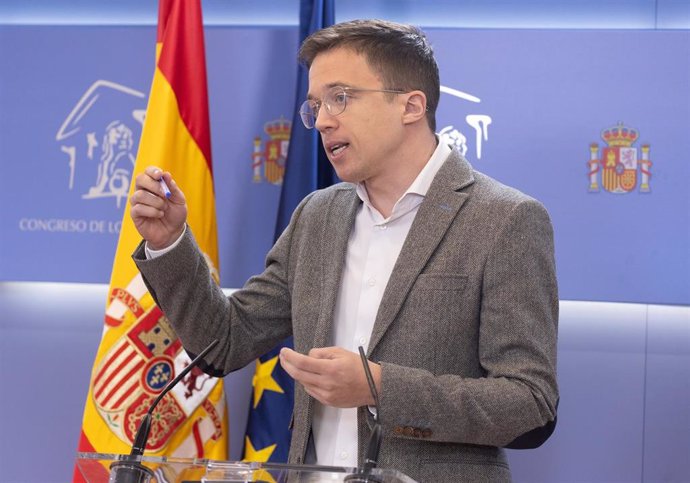 El líder de Más País, Iñigo Errejón, durante una rueda de prensa posterior a la Junta de Portavoces, en el Congreso de los Diputados, a 23 de abril de 2024, en Madrid (España).