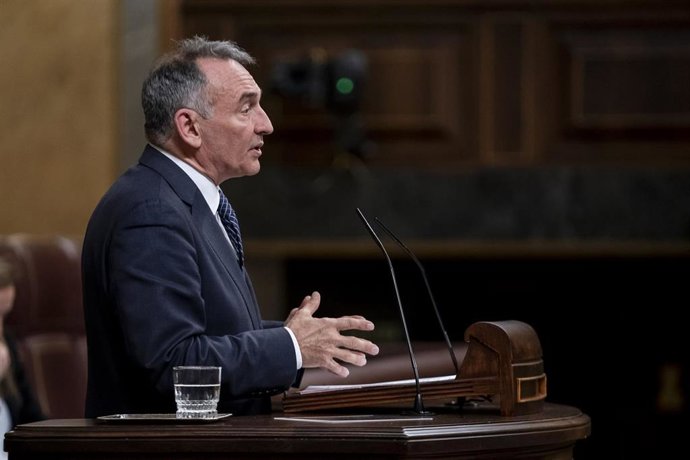 Archivo - El portavoz parlamentario de IU y diputado de Sumar, Enrique Santiago, interviene durante una sesión plenaria, en el Congreso de los Diputados, a 27 de febrero de 2024, en Madrid (España).
