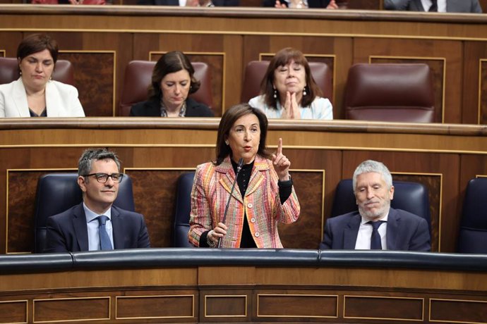 La ministra de Defensa, Margarita Robles, interviene durante una sesión de control al Gobierno, en el Congreso de los Diputados, a 24 de abril de 2024, en Madrid (España). 
