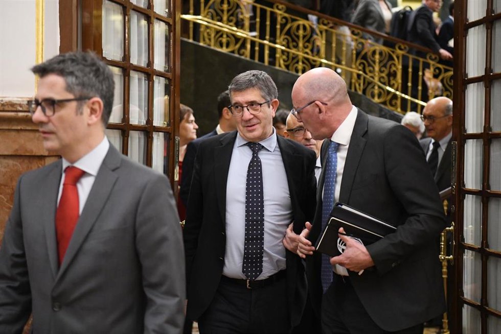 Archivo - El portavoz del PSOE en el Congreso, Patxi López (c), a su salida de una sesión, en el Congreso de los Diputados, a 19 de marzo de 2024, en Madrid (España).