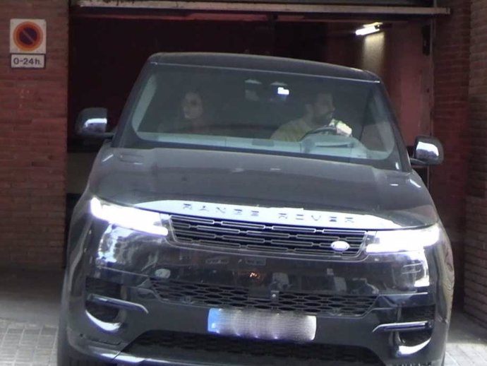 Gerard Piqué y Clara Chía saliendo de su casa