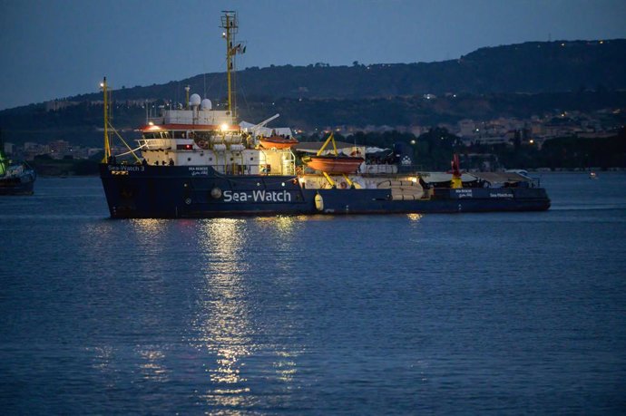 Archivo - September 17, 2022, Reggio Calabria, Calabria, Italy: The vessel Sea Watch 3 arrives at the port of Reggio Calabria. The rescue vessel Sea-Watch 3 of the German NGO arrived in the port of Reggio Calabria with 428 migrants on board. Earlier the N