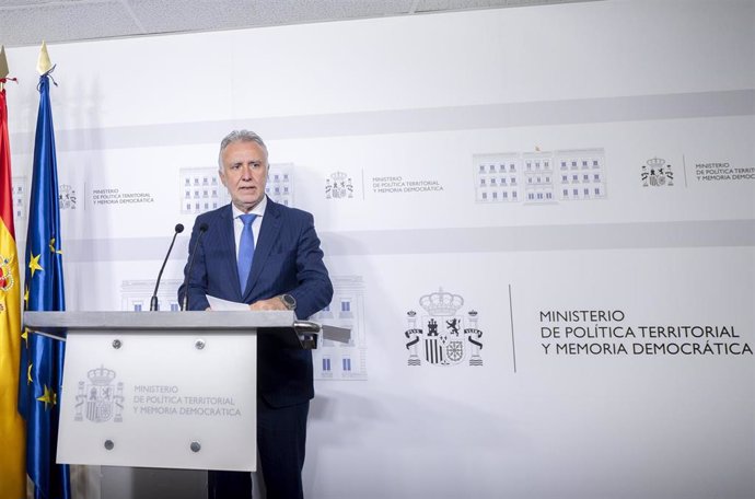 El ministro de Política Territorial y Memoria Democrática, Ángel Víctor Torres, ofrece una rueda de prensa en la sede del Ministerio, a 1 de abril de 2024, en Madrid (España). Ángel Víctor Torres ha anunciado hoy que el Gobierno llevará al Tribunal Consti