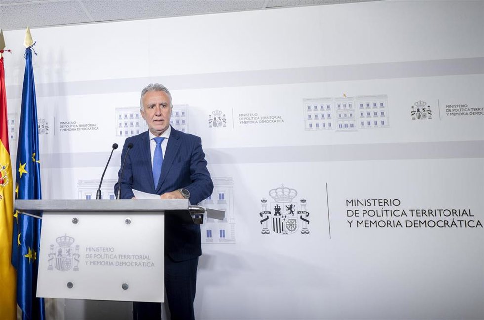 El ministro de Política Territorial y Memoria Democrática, Ángel Víctor Torres, ofrece una rueda de prensa en la sede del Ministerio, a 1 de abril de 2024, en Madrid (España). Ángel Víctor Torres ha anunciado hoy que el Gobierno llevará al Tribunal Cons
