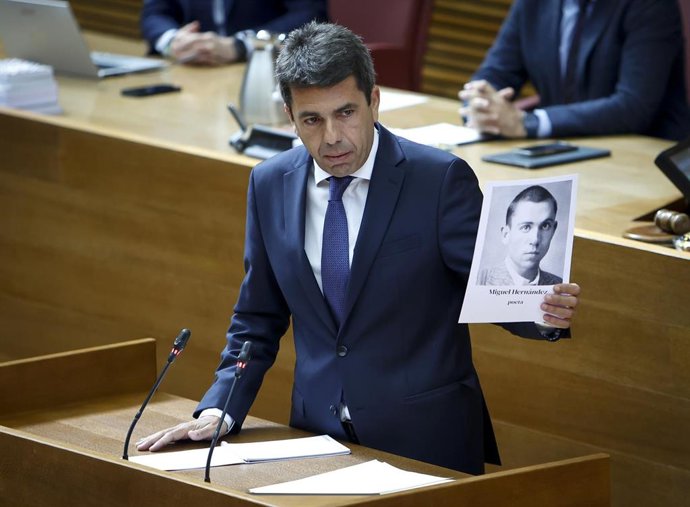 El 'president' Carlos Mazón muestra una imagen de Miguel Hernández en el pleno de Les Corts