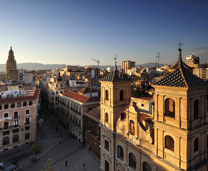 Archivo - La torre de la Catedral y el parque regional del Valle