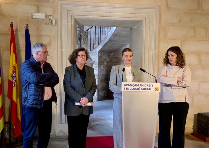 La presidenta del Govern, Marga Prohens, y la consellera de Familias y Asuntos Sociales, Catalina Cirer, en declaraciones a los medios