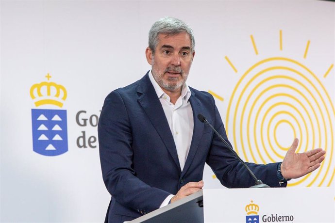 El presidente de Canarias, Fernando Clavijo, ofrece una rueda de prensa tras reunirse en la sede de la Presidencia del Gobierno de Canarias, a 22 de abril de 2024, en Las Palmas, Gran Canaria, Canarias (España). Durante la reunión, han abordado la modific