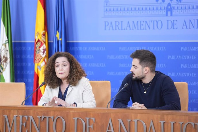 Los parlamentarios de Por Andalucía Inma Nieto y José Manuel Gómez Jurado, en rueda de prensa.