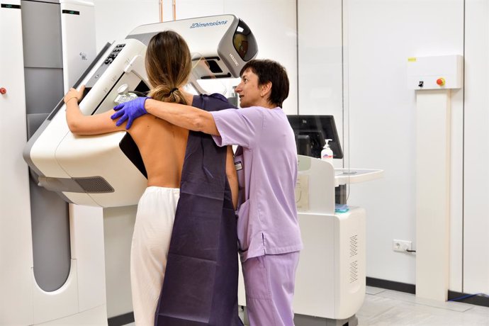 Archivo - Una mujer se realiza una mamografía.