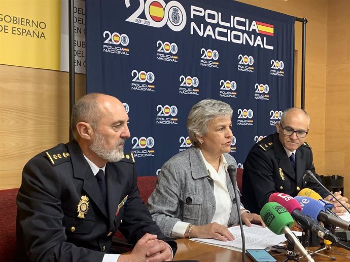 La subdelegada del Gobierno en Cuenca, María Luz Fernández, junto al comisario jefe de la Comisaría Provincial de la Policía Nacional en Cuenca, Manuel Domínguez Corcobado, y el jefe de la Brigada Provincial de Extranjería y Fronteras, Javier Mayordomo.