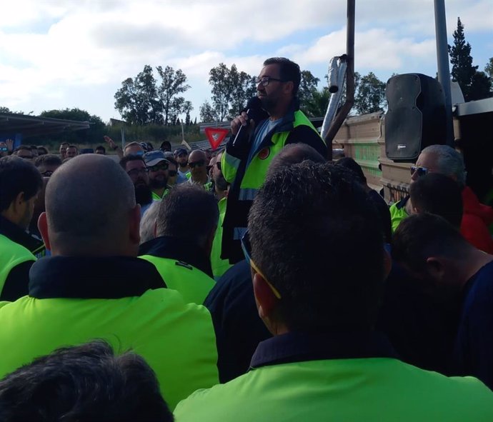 Asamblea de los trabajadores de Acerinox en el aparcamiento de la factoría.