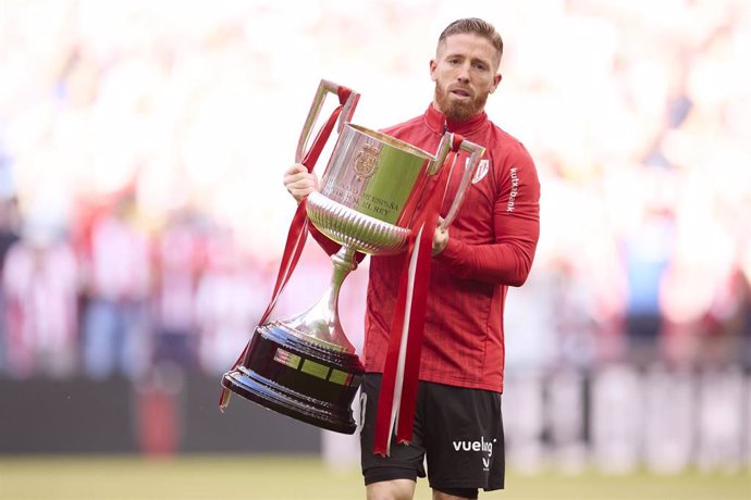 El futbolista Iker Muniain (Athletic Club) sostiene el trofeo de Copa del Rey. 