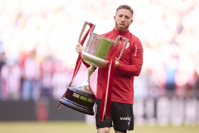 Iker Muniain of Athletic Club shows the Copa del Rey trophy to the supporters prior to the LaLiga EA Sports match between Athletic Club and Villarreal CF at San Mames on April  14, 2024, in Bilbao, Spain.
