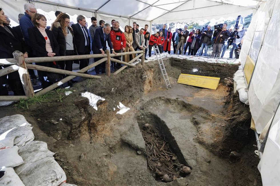 Archivo - El ministro de Política Territorial y Memoria Democrática, Ángel Víctor Torres, y la fiscal de sala en materia de Derechos Humanos y Memoria Democrática, Dolores Delgado, visitaron el pasado marzo las fosas del Barranco de Víznar. Archivo.