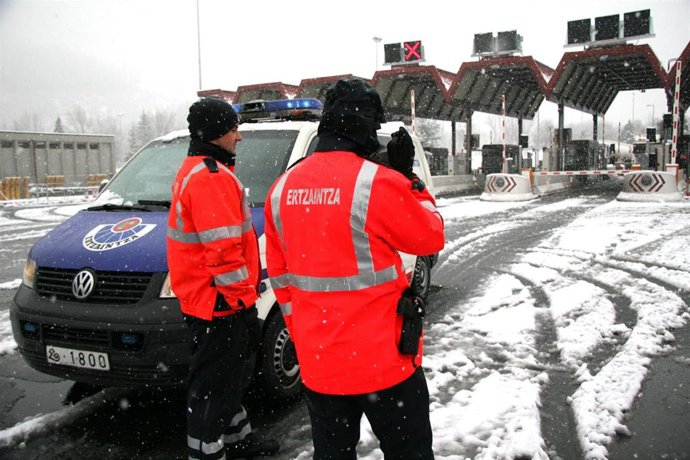 Agentes de la Ertzaintza tras activarse en Euskadi el Plan de Vialidad Invernal