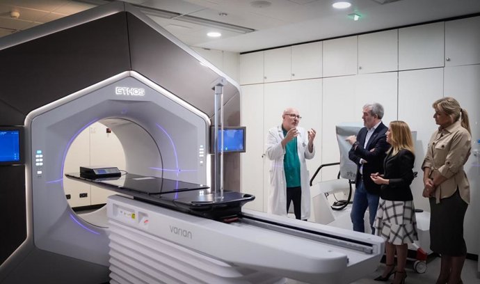 El presidente de Canarias, Fernando Clavijo; la consejera de Sanidad, Esther Monzón, y la presidenta del Cabildo de Tenerife, Rosa Dávila, visitan el servicio de Oncología Radioterápica del Complejo Hospitalario Universitario de Canarias (HUC)