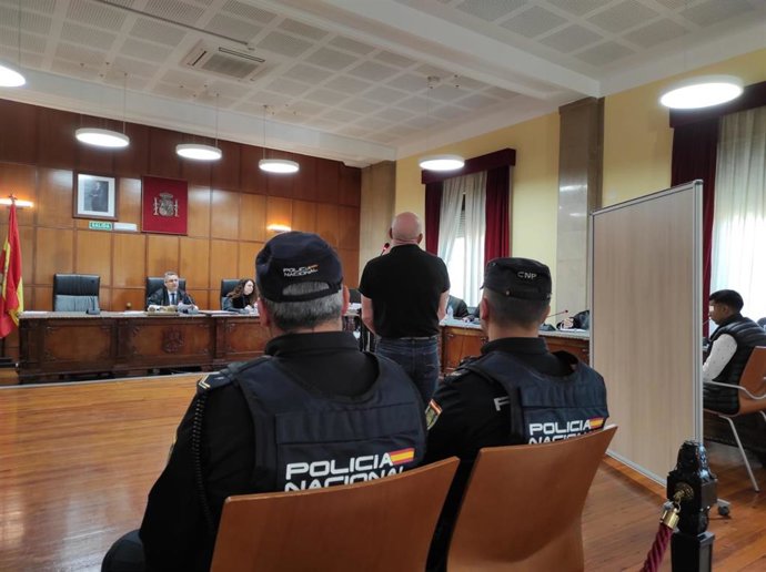 El padre de la víctima declara como testigo separado del acusado por un biombo