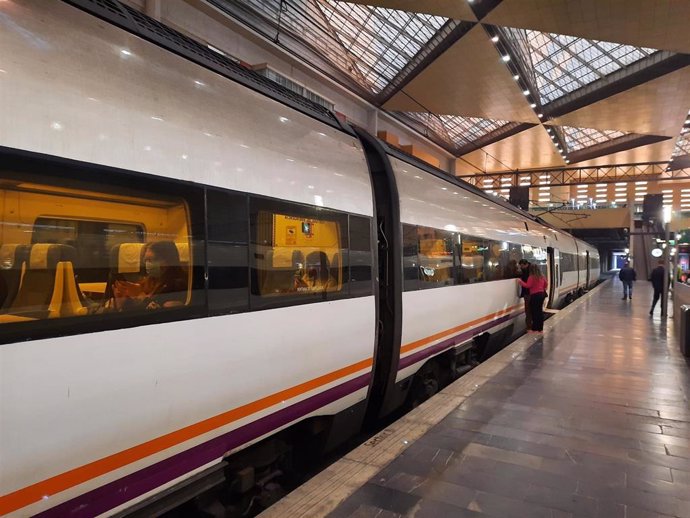 Archivo - Tren de Media Distancia en la Estación de Delicias de Zaragoza.