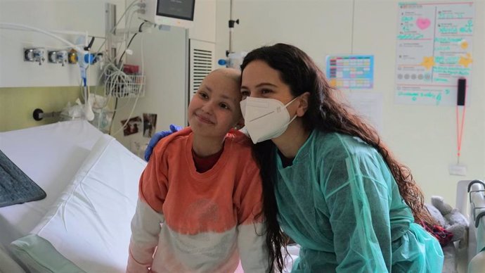 La cantante Rosalía junto a Gala, paciente pediátrica con cáncer, en una planta de hospitalización del 'Pediatric Cancer Center Barcelona' del Hospital Sant Joan de Déu