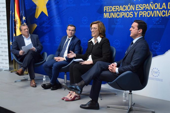 Armisén, en el centro, durante su intervención en la jornada sobre transición digital.