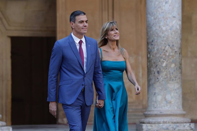 Archivo - El presidente del Gobierno en funciones, Pedro Sánchez, junto a su mujer, Begoña Gómez, a su llegada al Palacio de Carlos V para la visita que junto a los Reyes y los líderes invitados a la III Cumbre de la Comunidad Política Europea (CPE) reali