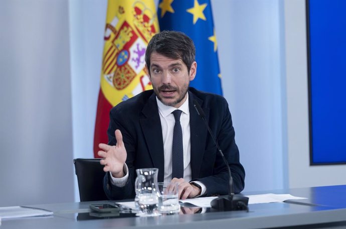 El ministro de Cultura, Ernest Urtasun, durante una rueda de prensa posterior a la reunión del Consejo de Ministros, en el Complejo de la Moncloa, a 26 de marzo de 2024, en Madrid (España). El Gobierno ha aprobado hoy el anteproyecto de la modificación de