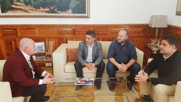 Reyes (2i), junto a representantes de Cruz Roja en Jaén.