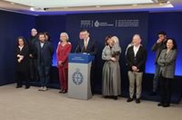 El jurado valora la trayectoria artística de Serrat "que trasciende la música y se hace referente cívico"