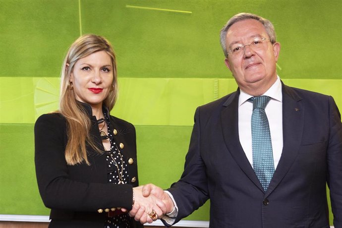 La presidenta de FEDA, Begoña Fernández-Costales, y el director general de Caja Rural de Asturias, Antonio Romero.