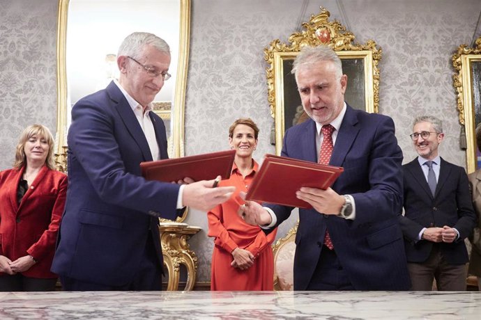 El vicepresidente primero y consejero de Presidencia e Igualdad, Félix Taberna (i) y el ministro de Política Territorial y Memoria Democrática, Ángel Víctor Torres (d), firman el acuerdo tras la reunión de la comisión negociadora Navarra-Estado, en el Pal