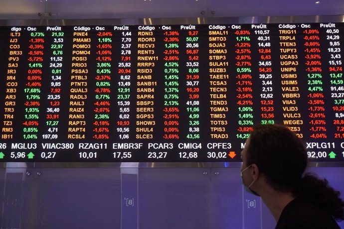 Archivo - 25 February 2022, Brazil, Sao Paulo: A man looks at a screen displaying the Financial Market Movement at the headquarters of the Stock Exchange (B3) in downtown Sao Paulo.
