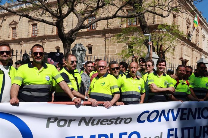 Trabajadores de Acerinox durante la concentración a las puertas del Parlamento Andaluz el 11 de abril.