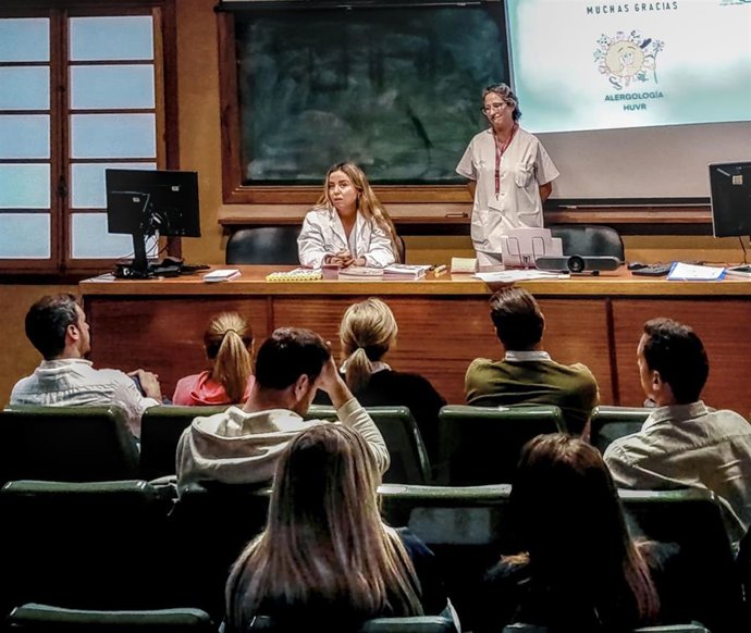 Enfermeras de Alergias del Virgen del Rocío imparten un taller de anafilaxia.