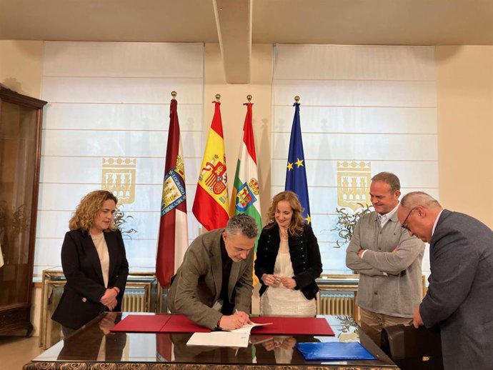 El Ayuntamiento y la Jefatura de Tráfico firman la escritura para ceder una parcela para nuevas pistas de exámenes