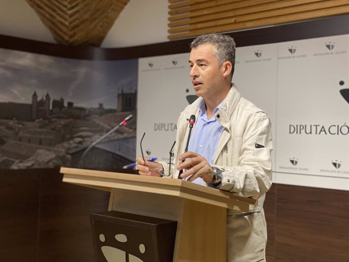 El diputado de Informática de la Diputación de Cáceres, Tomás Sánchez Campos, en una rueda de prensa