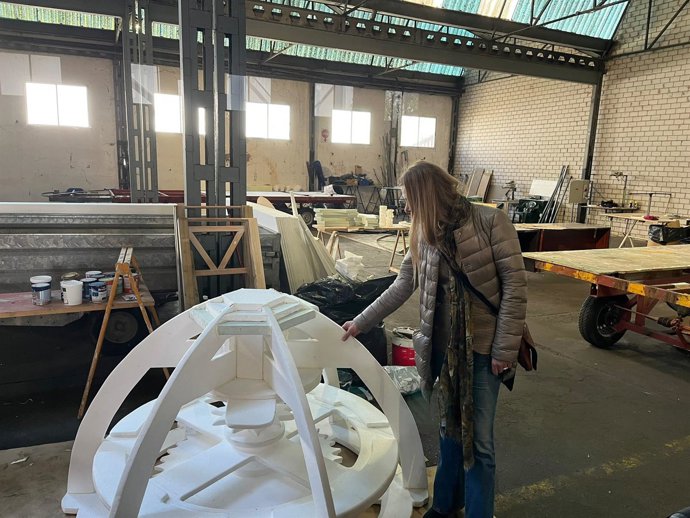 La concejala de Festejos visita el taller donde se elaboran las carrozas de las fiestas.