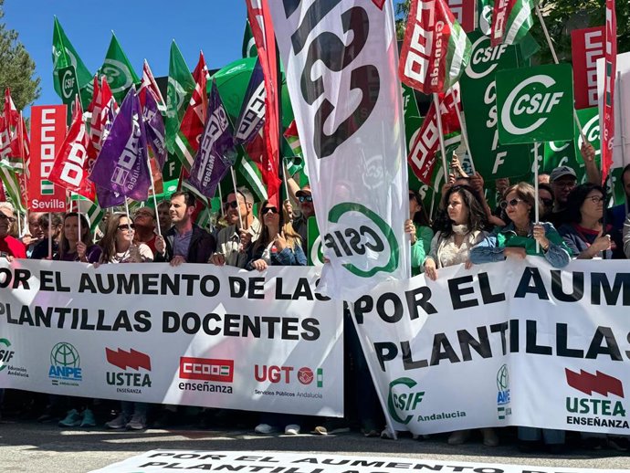 Concentración de los sindicatos de la Mesa Sectorial de Educación en Andalucía (CSIF, ANPE, Ustea, CCOO y UGT) en la sede de la Consejería de Desarrollo Educativo para exigir un aumento de las plantillas docentes.